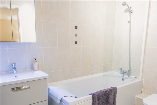 Room 5 superior bathroom bath shower screen shower head sink cabinet mirrored cupboard